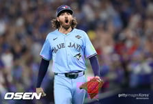 FA로 큰돈 벌 수 있는데…아직 35세, 10승 투수가 왜 은퇴를 고민하지? "아이들이 크고 있다"
