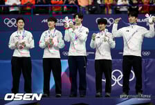 '이정민 폭풍 추월' 20년 만의 정상 노렸던 한국 男 쇼트트랙, 5000m 계주서 값진 은메달 [2026 동계올림픽]