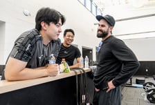 ‘눈물 펑펑’ 떠났던 켈리, LG 캠프 방문→라이브 피칭 “공 너무 좋다”…한국 돌아와도 되겠네