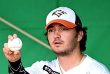 ‘포심·투심·커터·포크·스위퍼·커브 팔색조 피칭’ 화이트, 폰세-와이스 빈자리 채울까 “커맨드 집중했다, 만족스러워” [오!쎈 오키나와]