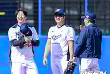 “307억인 줄 알았으면 4번타자로 쓸 걸” 노시환 역대급 계약, 대표팀 사령탑도 축하했다 [오!쎈 오키나와]