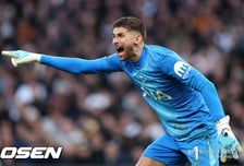 강등권으로 수비진 폭망 위기.. 토트넘, 센터백 듀오 이어 주전 GK마저 이탈리아 복귀설