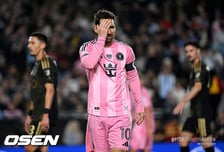 3-4명에 둘러싸인 메시, 분노는 그라운드에서 시작... 햄스트링 부담 속 출전, 메시의 예민한 반응