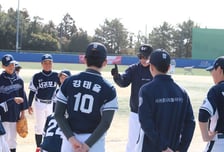 제주서 나눈 야구의 온기…울산 웨일즈, 꿈나무들과 특별한 하루