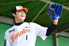 "문동주 나랑 싸운다" 선수 욕심도, 코치 숙고도 이해가 간다…두 번째 불펜피칭 완료, 개막전 맞출 수 있을까 [오!쎈 오키나와]