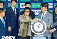 트로피 움켜쥔 이정효 감독, 수원 삼성 1부 복귀 향한 결연한 각오 [박준형의 ZZOOM]