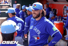 “최대한 즐기자” 5년 만에 ML 복귀→빨강 파랑 짝짝이 신발→1이닝 퍼펙트…현지 매체 극찬 “예전 폰세 아니다”