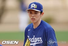 "겁에 질린 것 같다" 대혹평, 다저스가 횡재한 줄 알았는데…사사키한테 속았나, 이러면 선발 탈락이다