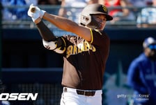 이번엔 안타 도둑 없었다! 167km 총알 타구, 송성문 빅리그 데뷔 첫 안타...2볼넷 포함 3출루 대활약