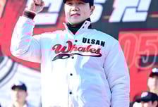 '육성선수→방출→치어리더 결혼→울산 웨일즈 입단' 좌타 외야수, 멀티히트 이어 홈런 폭발...KBO 복귀 가능할까