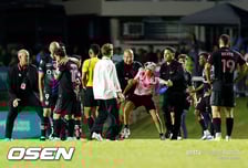 ‘축구의 신 보러 왔다!’ 흥분한 푸에르토리코 팬들, 메시 보러 운동장 난입 사건