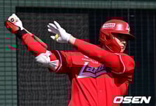 ‘두산 원클럽맨→SSG행’ 신의 한 수 되나…미소 되찾은 이적생 김재환, “빨간 유니폼은 처음, 올해 기대됩니다” [오!쎈 미야자키]