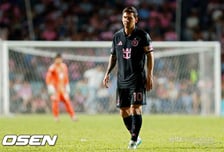 ‘축구의 신’ 메시, 관중 난입에 깔려 넘어졌다... 푸에르토리코서 아찔한 ‘강제 태클’ 당해