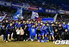 '십자인대→십자인대→무릎 반월판 손상' 또 수술 앞둔 최지묵...수원 삼성, '18번 유니폼' 들고 승리 바쳤다[오!쎈 수원]