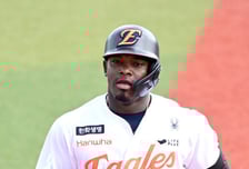 페라자 진짜 달라졌나? "수비 훈련도 자청, 많이 진지해졌어"…김경문 감독, 복귀 찬성한 이유 있다 [오!쎈 오키나와]