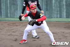 "지명타자도 생각" 사령탑은 어떻게든 쓰려고 한다...기대와 물음표 공존, 5년차 천재친구는 KIA 뜨겁게 만들까 [오!쎈 오키나와]