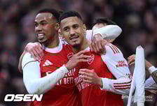 아스날, 코너킥에서 '쾅쾅' 첼시 2-1 제압...PL 선두 유지