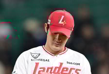 '투구폼까지 바꿨는데' 비FA 다년계약 마지막 해…팬 응원받고 캠프 떠난 박종훈, 부활하나