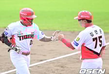 [사진2루타 뽑아내며 연습경기 마무리하는 KIA 해럴드 카스트로