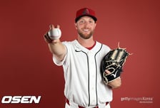 주사 치료 후 통증 사라졌다! 허리 붙잡았던 켈리, 개막전 복귀 가능성은?