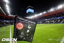 팬들도 문제 크다...토트넘, 팬들이 독일서 '나치 경례 행위'→결국 징계