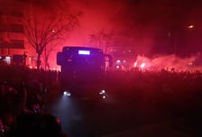 2년 전엔 자기 팀 버스에 돌 던지더니...바르사 훌리건, 또 폭력 사태! "ATM 버스 창문 박살"→결과는 결승행 실패