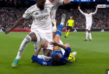 "니킥이 왜 거기서 나와?" 뤼디거, 축구장에서 MMA 시전... "턱뼈 박살 날 뻔"