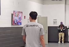 “절뚝이면서도 사인은 꼬박꼬박…” 발목에 아이스팩 감고 나타난 손흥민, 팬들은 ‘가슴 철렁’