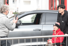 "차 내려 휠체어 팬 챙긴 유일한 스타" 비판 잠재운 김민재의 ‘특급 매너’, 뮌헨도 제대로 놀랐다