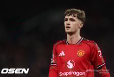 "너 게이야?" 맨유 전설의 아들, "아빠-삼촌 비하" 상대에게 동성애 혐오 발언 '6경기 정지 중징계'