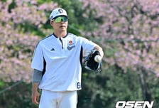 38억 FA 대박에도 선발 경쟁 탈락…32세 투수조장의 팀 퍼스트, 또 박수받다 “후배들 우승 위해 궂은일 하겠다”