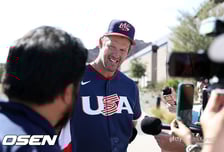 “커쇼가 대형 홈런을 맞다니” 美도 충격 빠졌다…현역 은퇴→미국 대표팀 승선, 38세 전설 고개 숙이다