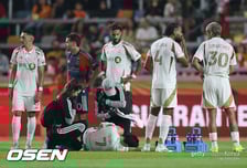 “손흥민 발목 밟고 어딜 버텨?” MLS 사무국, ‘살인 태클’ 휴스턴 듀오에 벌금 폭탄… ‘할리우드 액션’ 논란 종결