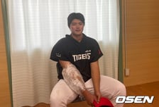 무사 2루→무사 만루 버텨낸 강심장, 5선발 티켓 거머쥐나...김태형 "승리 많이 따내고 우승과 신인왕도 하고 싶다" [오!쎈 오키나와]