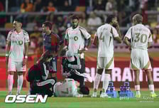 살인태클에 밟힌 손흥민 월드컵 못 갈뻔했다…휴스턴 감독은 적반하장 “경고수준 반칙이었다!”