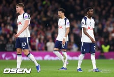 '반 더 벤 퇴장' 토트넘, 또 졌다!...C.팰리스에 1-3 역전패→강등권과 단 1점 차