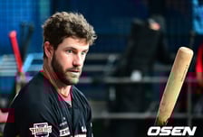 "괴물 같은 홈런" 설마, KIA 출신이 또? 35홈런 치고 재계약 실패했는데…깜짝 역수출 조짐 보인다