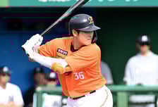 "외야 글러브 있어?" 김경문 감독 한마디에 바뀐 운명…한화 거포 유망주, 10년 포수 인생 이제 미련없다