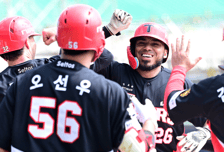 "생각보다 멀리 나간다" 35홈런 포기하고 선택한 카스트로 기대만발...캠프 타점 1위, 컨택 좋은데 찬스에 더 잘친다 [오!쎈 오키나와]