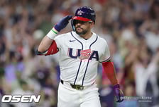 미국 드림팀 망신당할 뻔, 약체 영국에 0-1→9-1 역전승…슈와버 역전 투런포 헨더슨 4안타, 스쿠발은 체면 구겼다