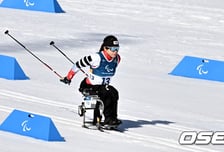 '역사가 된 19세 소녀!' 김윤지, 원정 패럴림픽 사상 첫 ‘金’ 사냥 성공…  황금빛 질주 시작됐다 [2026 동계패럴림픽]