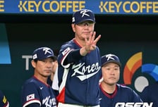 고의4구→투수 교체, 순서 바꿔 해라. ‘3타자 상대 규정’…김영규가 고의4구 했다면, 요시다 안타 맞기 전에 바꿀 수 있었다