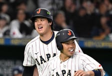 “맞더라도 나가겠다” 오타니 집념의 볼넷, 요시다 극전 역전홈런 불러왔다