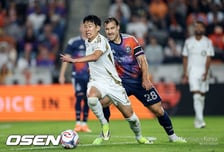 “소니를 의심해? 흔들릴 레벨 아냐!” LAFC 감독, 손흥민 ‘옐로카드’ 논란에도 무한 신뢰… “그의 퀄리티 믿는다”