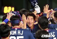 17년 만의 8강행! 1번 같은 4번 안현민, 문보경 위한 밥상 완벽하게 차리다 [WBC]