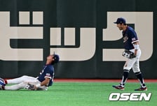 20년 전 '국민 우익수' 이진영처럼…'캡틴' 이정후, 한국 살린 슈퍼캐치 [WBC]