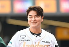 [단독] 선배들의 WBC 응원, 추신수가 빠졌다. 노경은이 전한 안타까운 소식, “신수 형 어깨 인대 다 끊어져 수술…아무도 몰라줘”