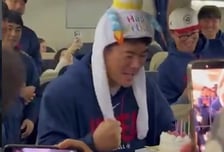 '기쁘다 노경은총 오셨네!' 마이애미행 전세기에서 열린 '맏형' 노경은의 깜짝 생일 파티 [WBC]