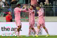 ‘900골 대기록’ 노리는 리오넬 메시의 도전 멈췄다. ‘라이벌’ 호날두 따라잡을 수 있을까