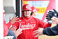 276HR 이적 거포 터졌다! 亞쿼터 선발도 3이닝 퍼펙트쇼...SSG 3-2 설욕, KIA 김태형 3이닝 1실점 [광주 리뷰]